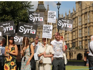 Người biểu tình tụ tập bên ngoài tòa nhà Quốc hội Anh để phản đối nước này can thiệp quân sự vào Syria
