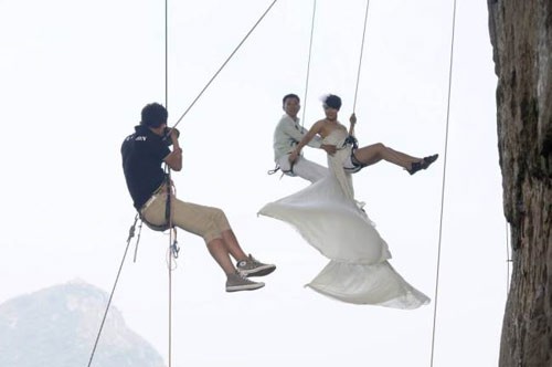 Sốc với kiểu liều mình chụp ảnh cưới trên vách đá