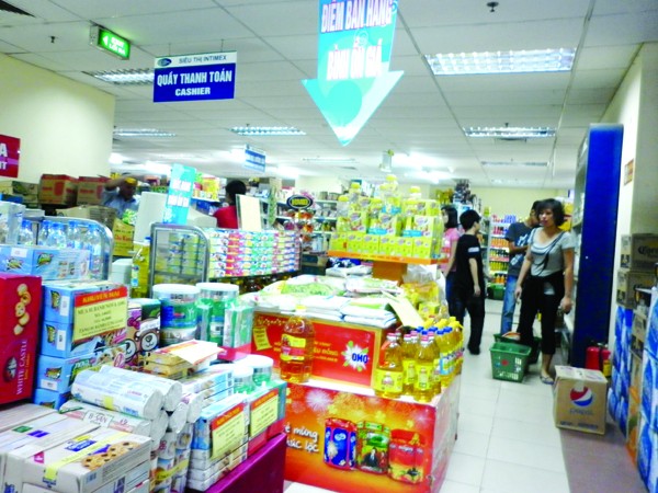 Một điểm bán hàng bình ổn giá tại siêu thị Intimex Huỳnh Thúc Kháng (Hà Nội). Ảnh: Phạm Anh