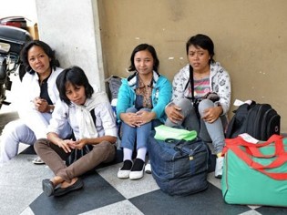 Các nữ giúp việc Indonesia đang chờ khám bệnh trước khi về với gia chủ Singapore Ảnh: France24