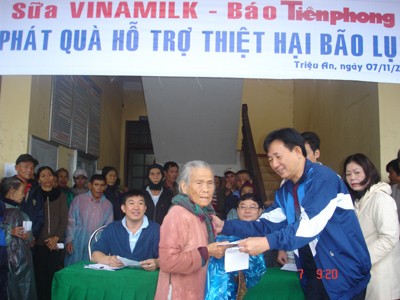 Vinamilk và Tiền Phong tiếp tục cứu trợ tại vùng lũ