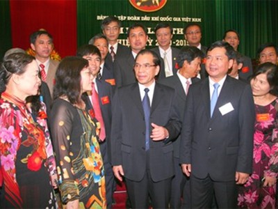 Tổng Bí thư Nông Đức Mạnh trò chuyện thân mật với các đại biểu tham dự Đại hội