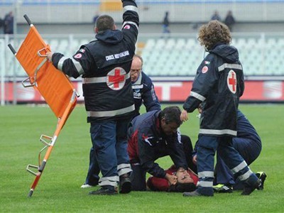 Các nhân viên y tế cấp cứu Morosini trên sân nhưng không thành công Ảnh: Getty Images