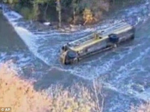 Xe buýt rơi khỏi cầu, 10 học sinh thoát chết