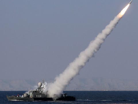 Iran phóng hàng loạt tên lửa trên eo biển Hormuz