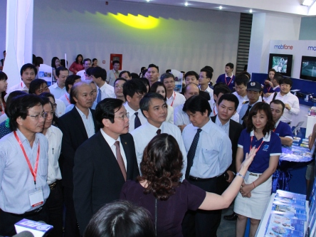 Bộ trưởng Bộ TT&TT thăm gian hàng của MobiFone tại Telecomp 2013