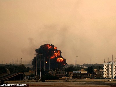 Một máy bay bị bắn rơi ngày 19-3 tại Benghazi là cái cớ cho rằng lực lượng của ông Gaddafi đã vi phạm lệnh ngừng bắn