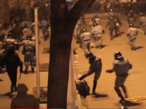 Clip: Cảnh sát Ukraine trấn áp người biểu tình