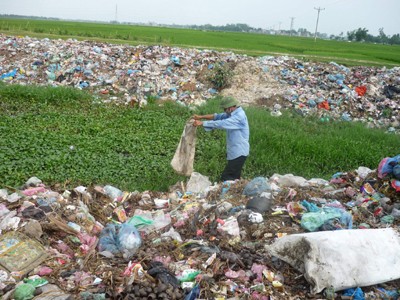Bãi rác thải ở thôn Nghiêm Xá Ảnh: Thu Hòe