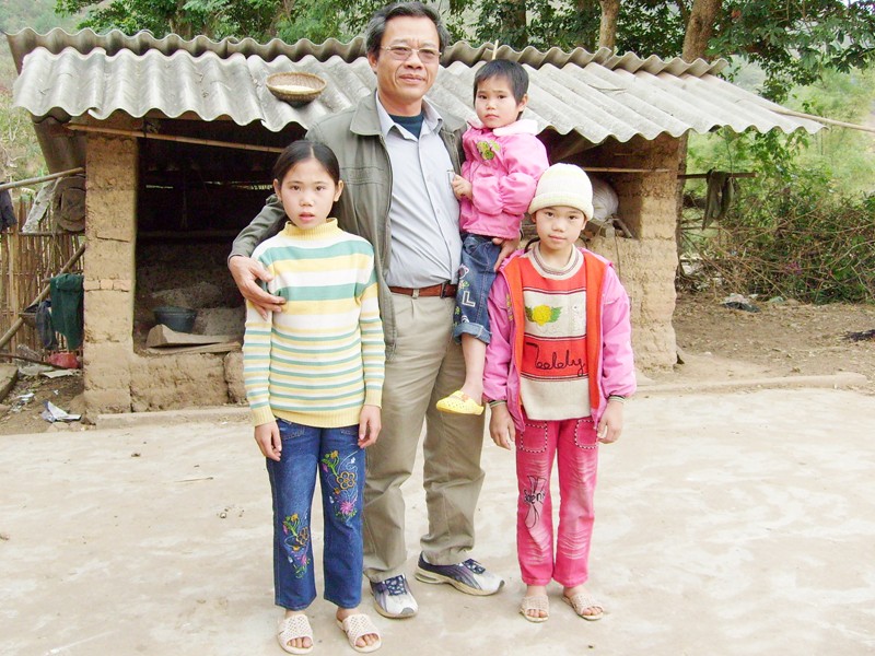 Giám đốc Nguyễn Trung Chắt và 3 em mồ côi trước khi tiếp nhận vào Trung tâm