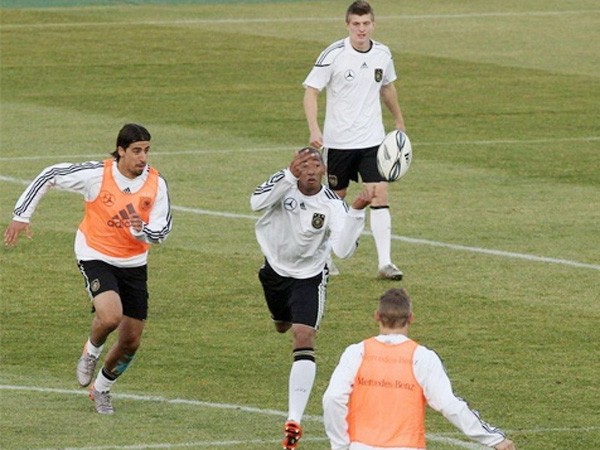 Tuyển Đức tập bóng bằng... tay trước trận gặp Argentina