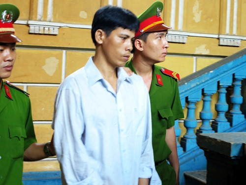 Bị cáo Bình bị giải về trại giam sau phiên tòa phúc thẩm