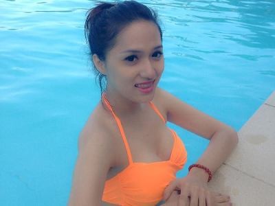 Hương Giang Idol khoe dáng nuột với bikini bên bể bơi
