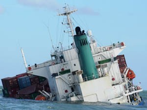 Tàu chở 700 container bị đâm chìm