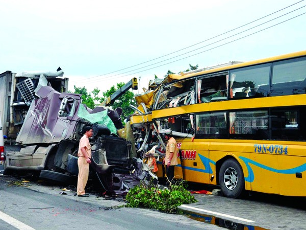 Vụ tai nạn giữa xe khách và xe đầu kéo trên quốc lộ 1 A đoạn qua huyện Núi Thành, tỉnh Quảng Nam. Ảnh: Trần Tình
