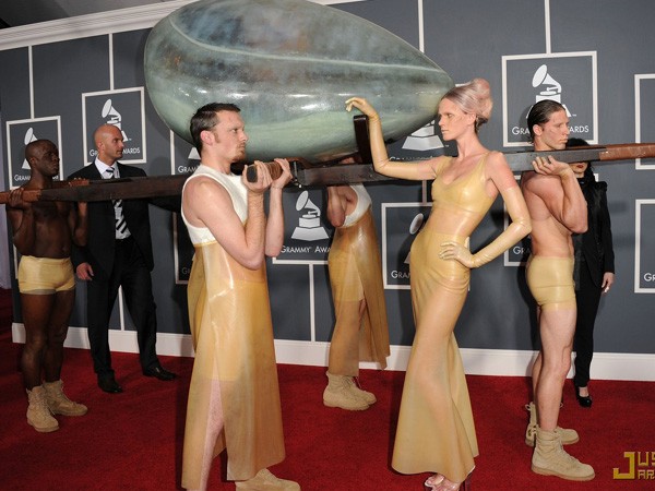 Lady Gaga nằm trong vỏ kén đến dự Grammy