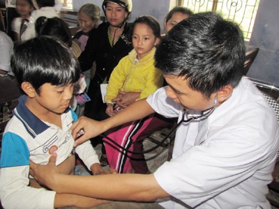 Thầy thuốc trẻ tỉnh TT- Huế khám chữa bệnh miễn phí cho dân vùng lũ Quảng Bình. Ảnh: Ngọc Văn