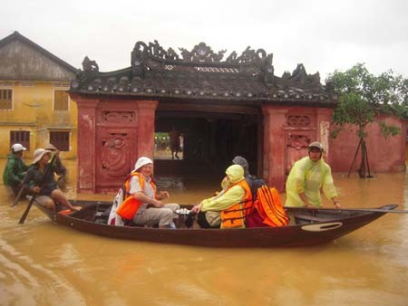 Phố cổ Hội An: Chạy lụt cho hàng trăm du khách
