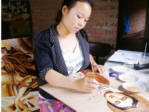 Cô gái mê tranh gạo