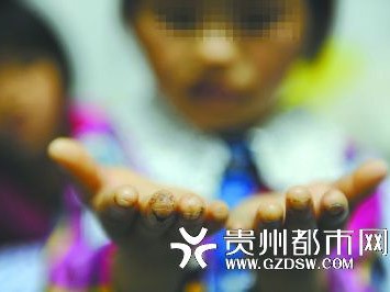 Hai bé gái Trung Quốc bị bỏ đói đến chết