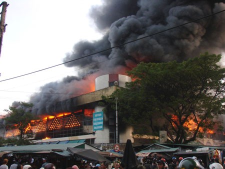 700 ki-ốt chợ Quảng Ngãi chìm trong biển lửa