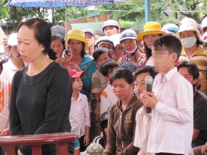 Nguyễn Hồng Linh (áo đen) tại phiên tòa sơ thẩm