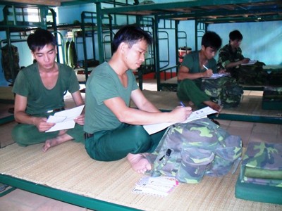 Lính trẻ viết thư và đọc thư Ảnh: BP
