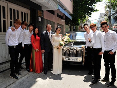 Phạm Quỳnh Anh về nhà chồng trên Rolls-Royce Ghost