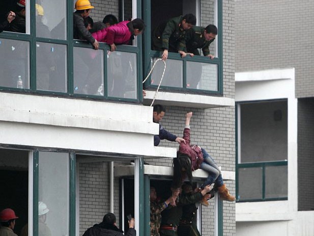 Trung Quốc: Giải cứu cô gái tự tử từ tầng 32