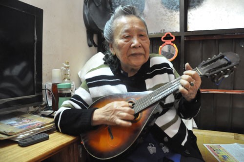 Cụ bà 84 tuổi say sưa ôm đàn hát 'Cô gái mở đường'
