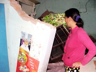 Nhà của chị Phan Thị Phú Quốc bị sập do tụt đất. Ảnh: Văn Tài