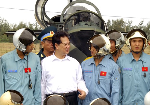Thủ tướng thăm nơi đào tạo hàng ngàn phi công Việt