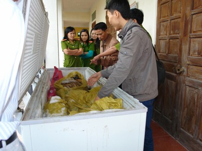 Công an tỉnh Nghệ An chuyển giao động vật hoang dã tịch thu được cho Bảo tàng Thiên nhiên Việt Nam tháng 10- 2010. Ảnh: Mỹ Hằng