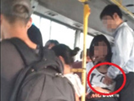 Phản cảm clip thản nhiên sờ ngực thiếu nữ trên xe buýt