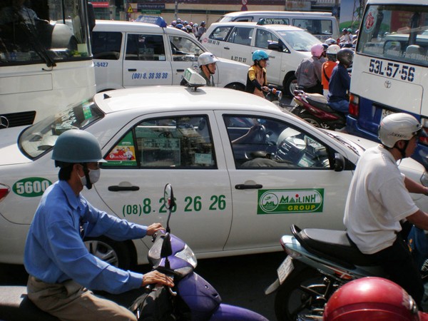 Taxi dồn về trung tâm, gây ùn tắc giao thông trên đường Hai Bà Trưng (quận 1, TPHCM). Ảnh: LT