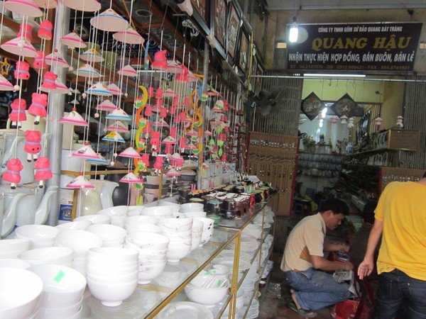 Gốm sứ Trung Quốc được bày bán cùng gốm sứ Bát Tràng ở làng nghề