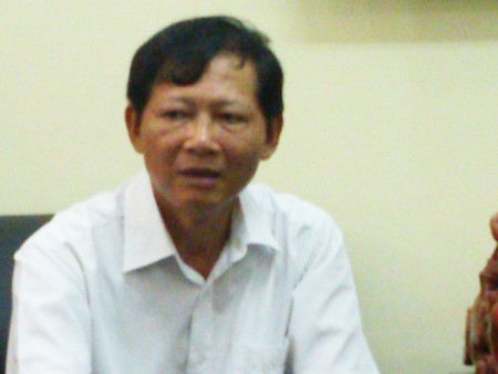 Ông Nguyễn Đức Sơn trao đổi với phóng viên về sự viêc