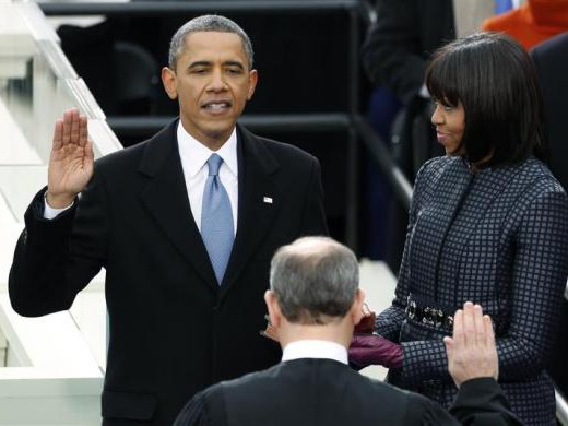 Tổng thống Mỹ Barack Obama tuyên thệ nhậm chức trước sự chứng kiến của Chánh án John Roberts và đệ nhất phu nhân Michelle Obama