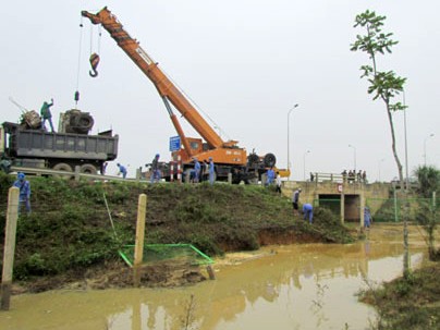 Các công nhân đang khẩn trương khắc phục sự cố vỡ đường ống nước sông Đà. Ảnh: CTV