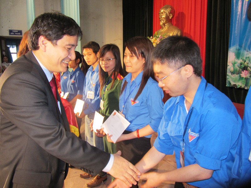 Bí thư Thứ nhất TW Đoàn Nguyễn Đắc Vinh trao tặng học bổng cho 10 SV nghèo vượt khó ĐH Vinh. Ảnh Quang Long: