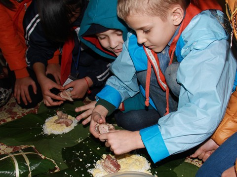 Trẻ em Việt - Nga cùng gói bánh chưng