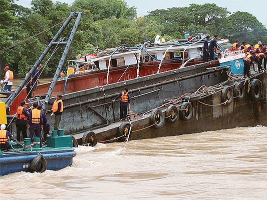 Trục vớt tàu chở đường sau 13 ngày chìm dưới sông