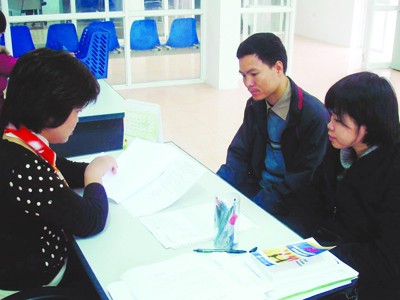 Lao động đến đăng ký BHTN tại Trung tâm giới thiệu việc làm Hà Nội. Ảnh: Phong Cầm