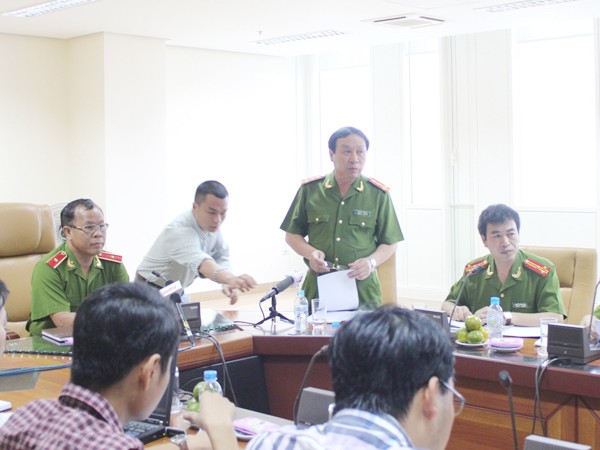 Đại tá Trần Duy Thanh (người đứng) thông báo kết quả điều tra ban đầu vụ án tại Vinalines