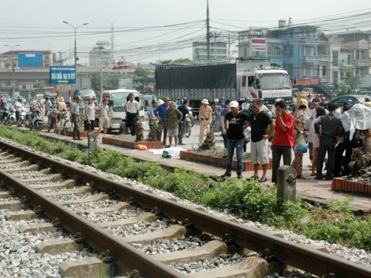 Vụ tai nạn thương tâm thu hút sự quan tâm của nhiều người đi đường