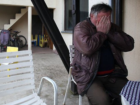 Radmilo Bogdanovic, anh trai của Ljubisa Bogdanovic òa khóc sau vụ xả súng kinh hoàng ở Velika Ivanca, Serbia