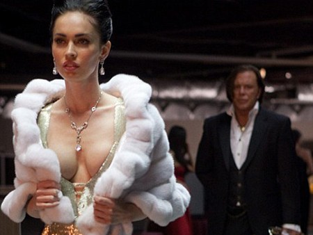 Megan Fox triệt để khoe ngực trong phim mới