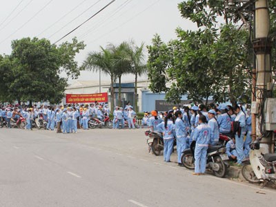 Trong khi công nhân đình công đòi tăng lương, doanh nghiệp căng biển tuyển công nhân mới (ảnh chụp tại KCN Quang Minh - Hà Nội)