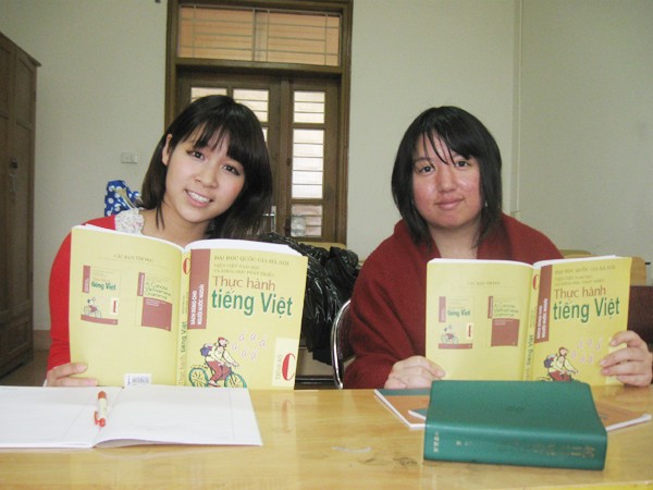 Emy (trái) học tiếng Việt. Ảnh: P.T