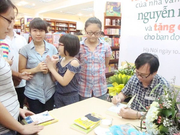 Nguyễn Nhật Ánh ký tặng độc giả Hà Nội. Ảnh:T.Toan
